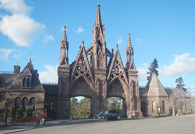 File:Green-Wood Cemetery gate.jpg