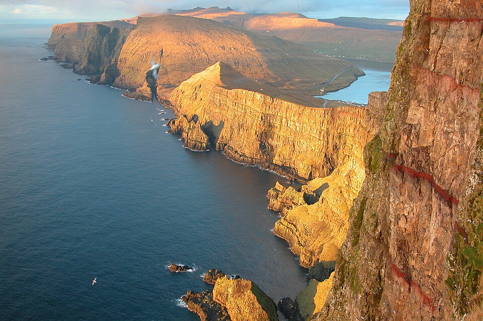 File:Beinisvord, westcoast of suduroy, faroe islands.JPG