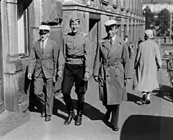 Pedestrians, a Finnish soldier and two older university students, in Erottajalla, Erottajankatu 4. 1927