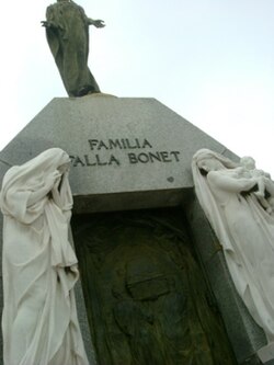 Tombstone of the Falla Bonet family. Havana. 2007