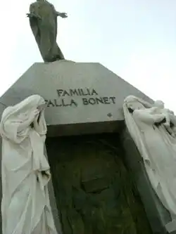Tombstone of the Falla Bonet family. Havana. 2007